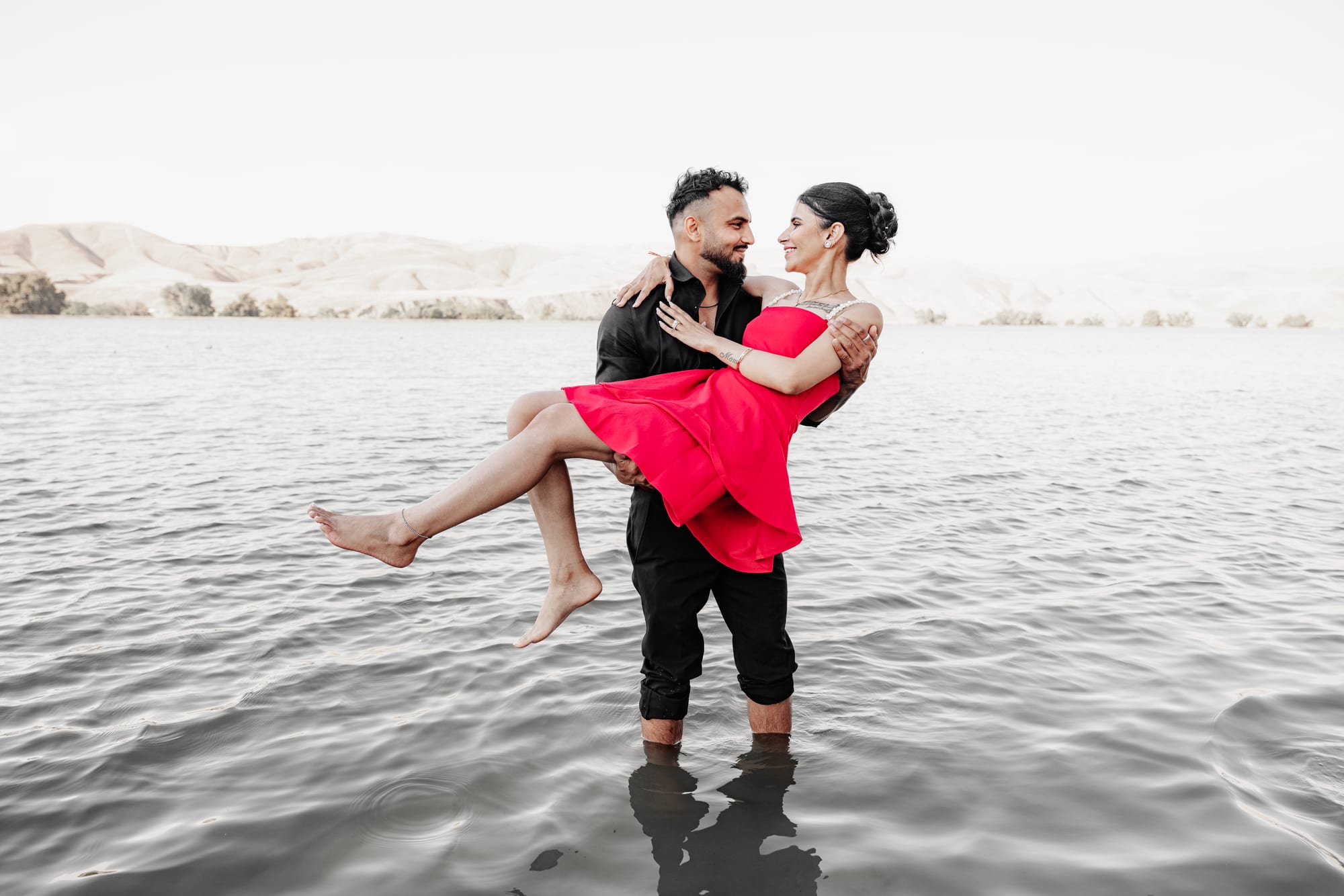 Retrato de pareja junto al agua en California Central