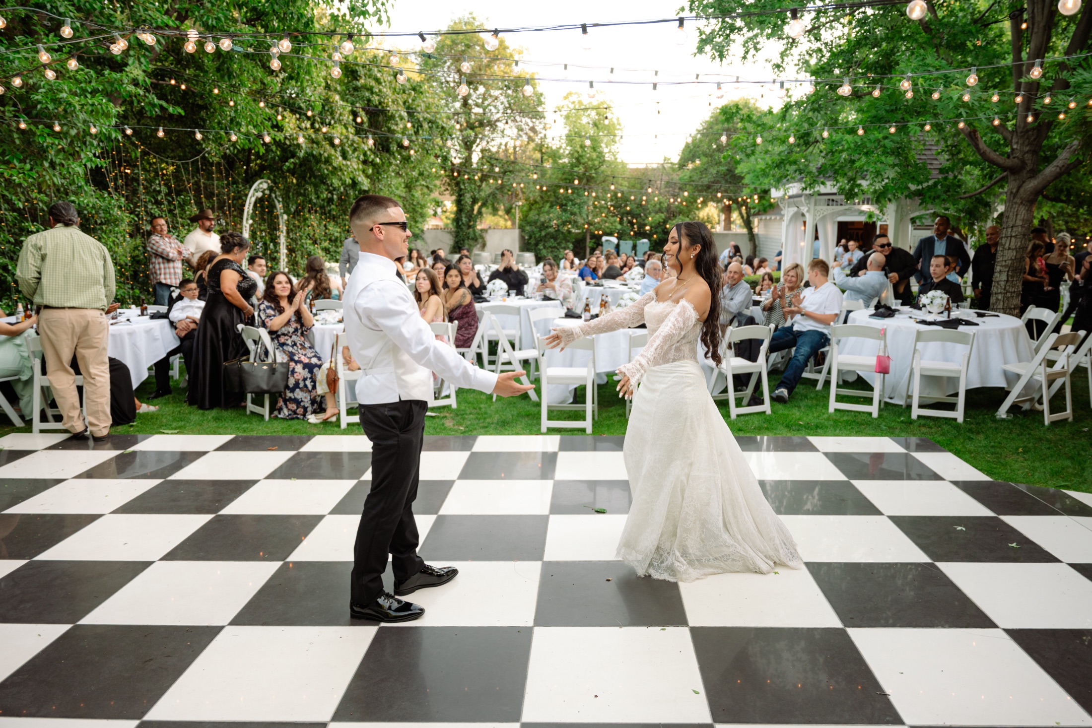 Novios comenzando su primer baile en una recepción de boda al aire libre