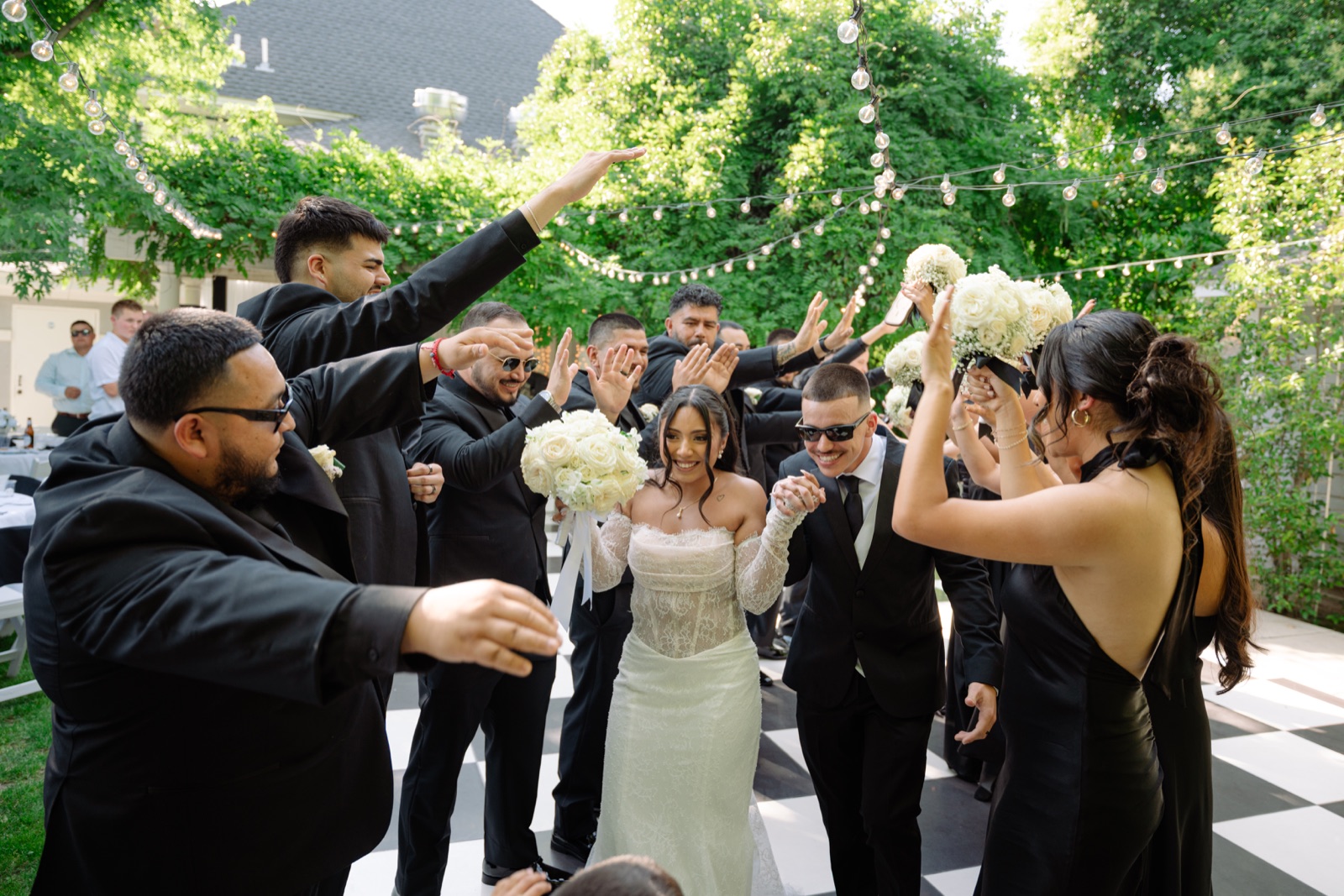 Corte de boda celebrando con los novios en la pista de baile