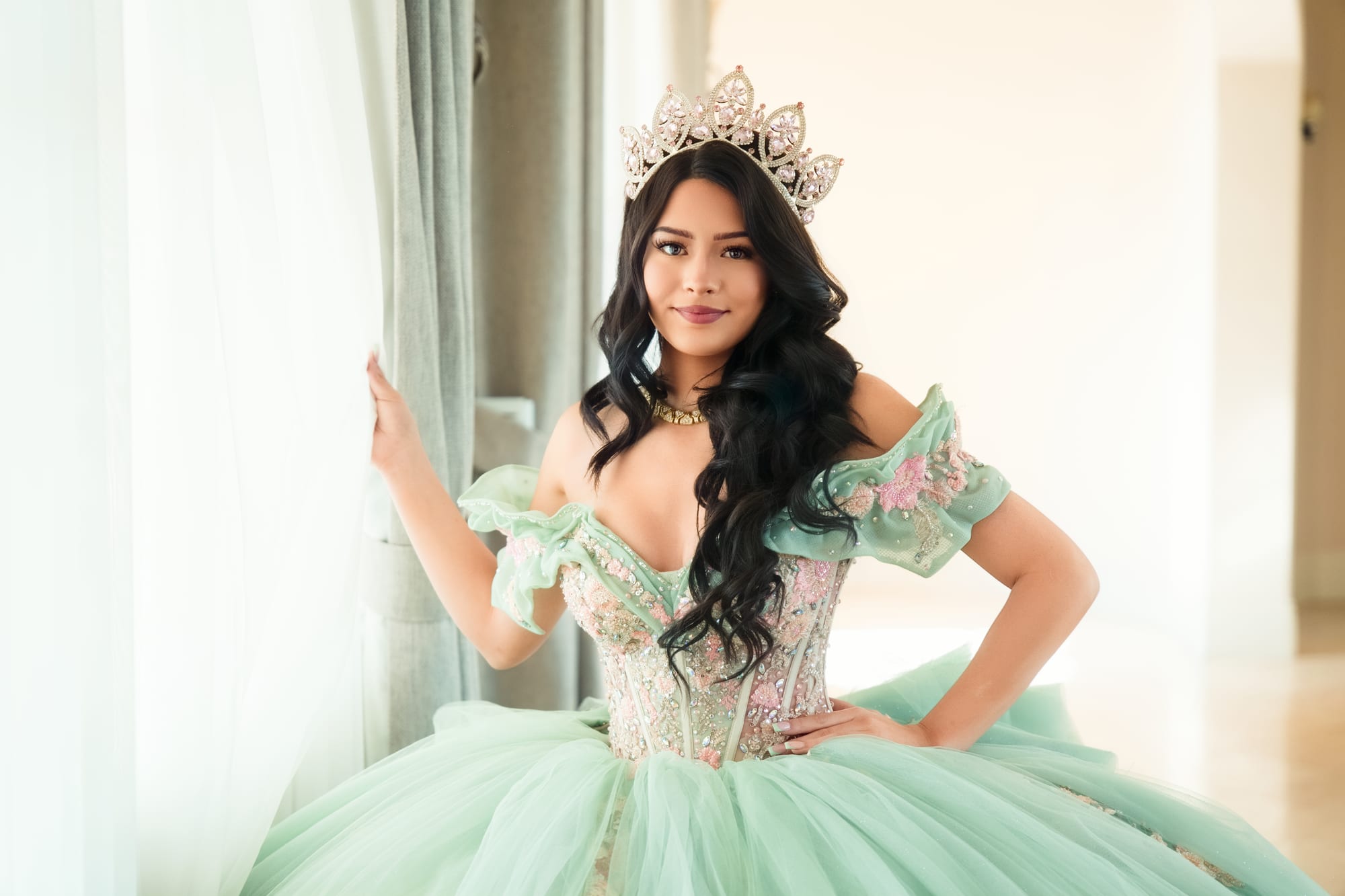 Retrato de quinceañera bajo una pérgola por Johan Studio